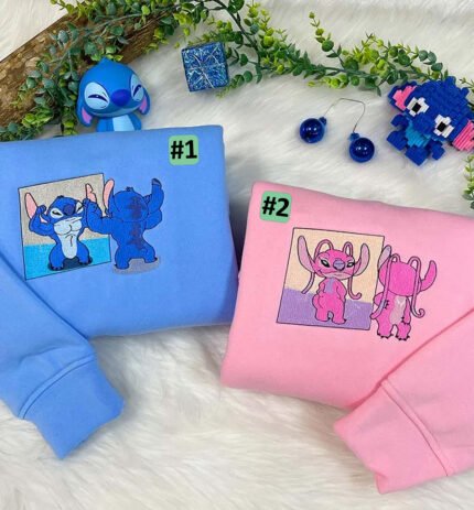 Stičas ir Angel prie veidrodžio (Stitch & Angel) – siuvinėtas džemperis