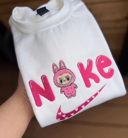 Labubu – siuvinėtas džemperis